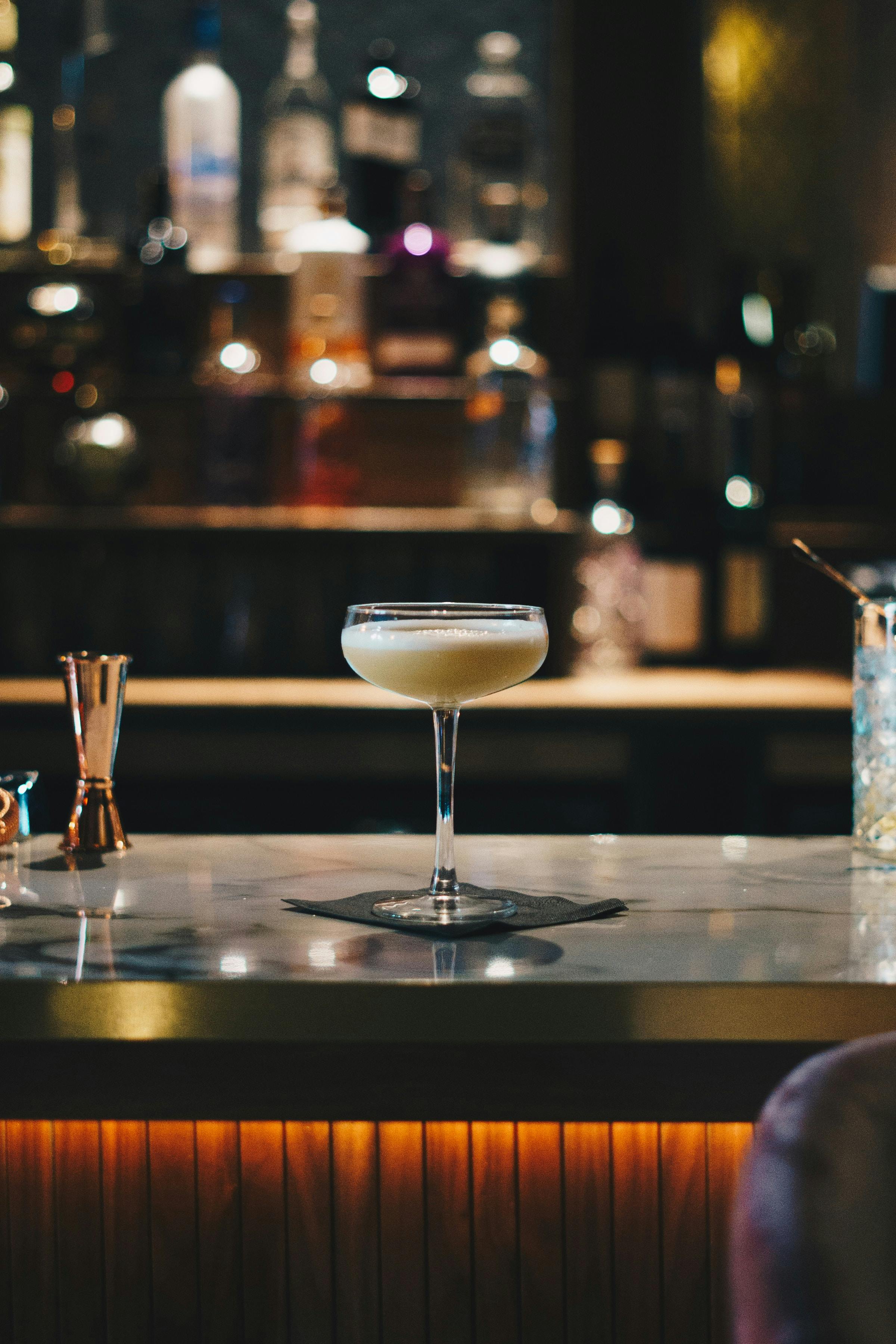 cocktail-in-champagnerglas-auf-bar