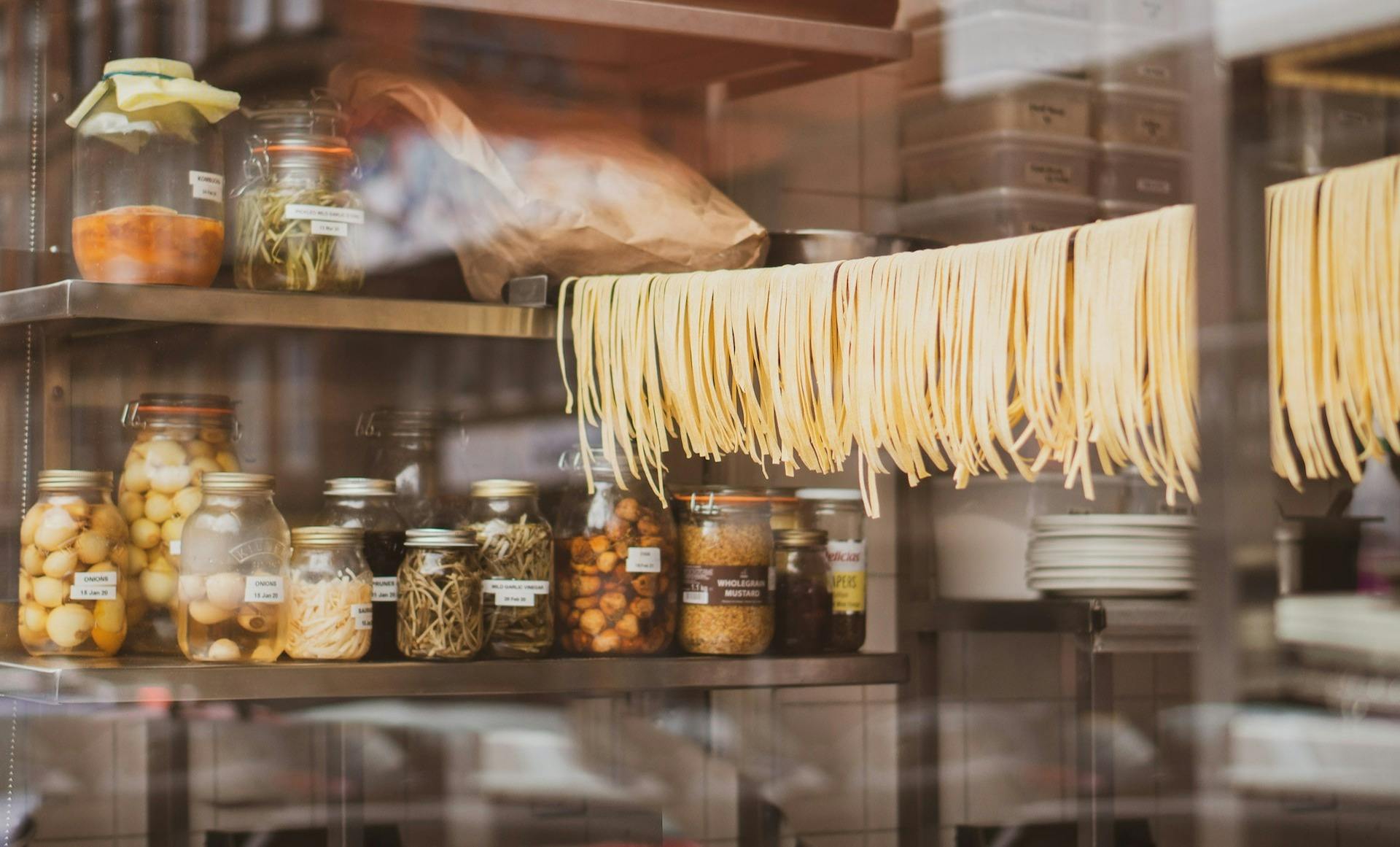 handgemachte-pasta-eingemachtes-im-ladenfenster