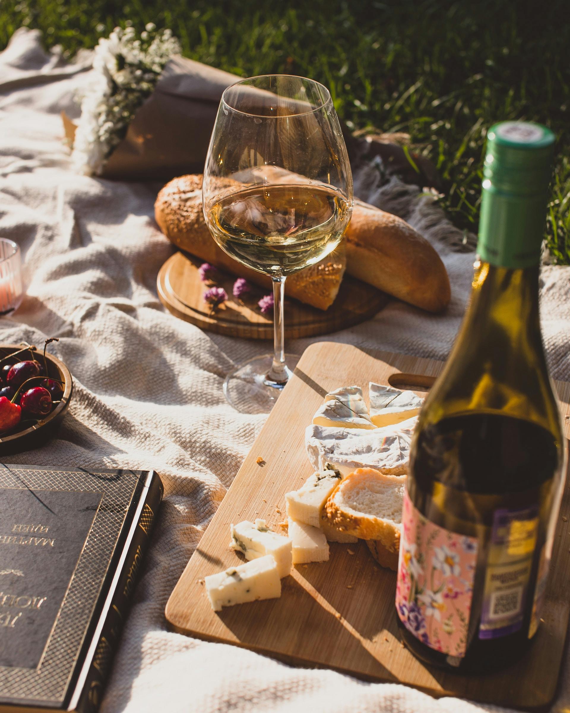 Picknickdecke mit Essen und Weißwein