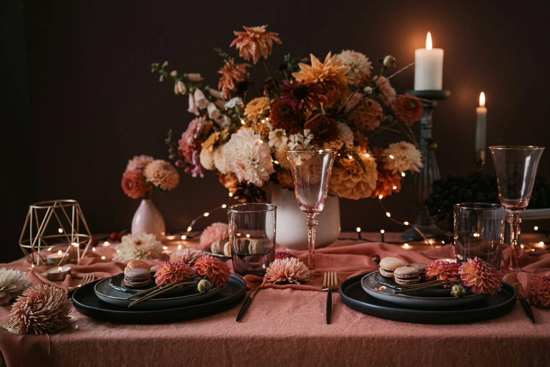 Gedeckter Tisch mit Blumen, Lichterkette und Kerzen