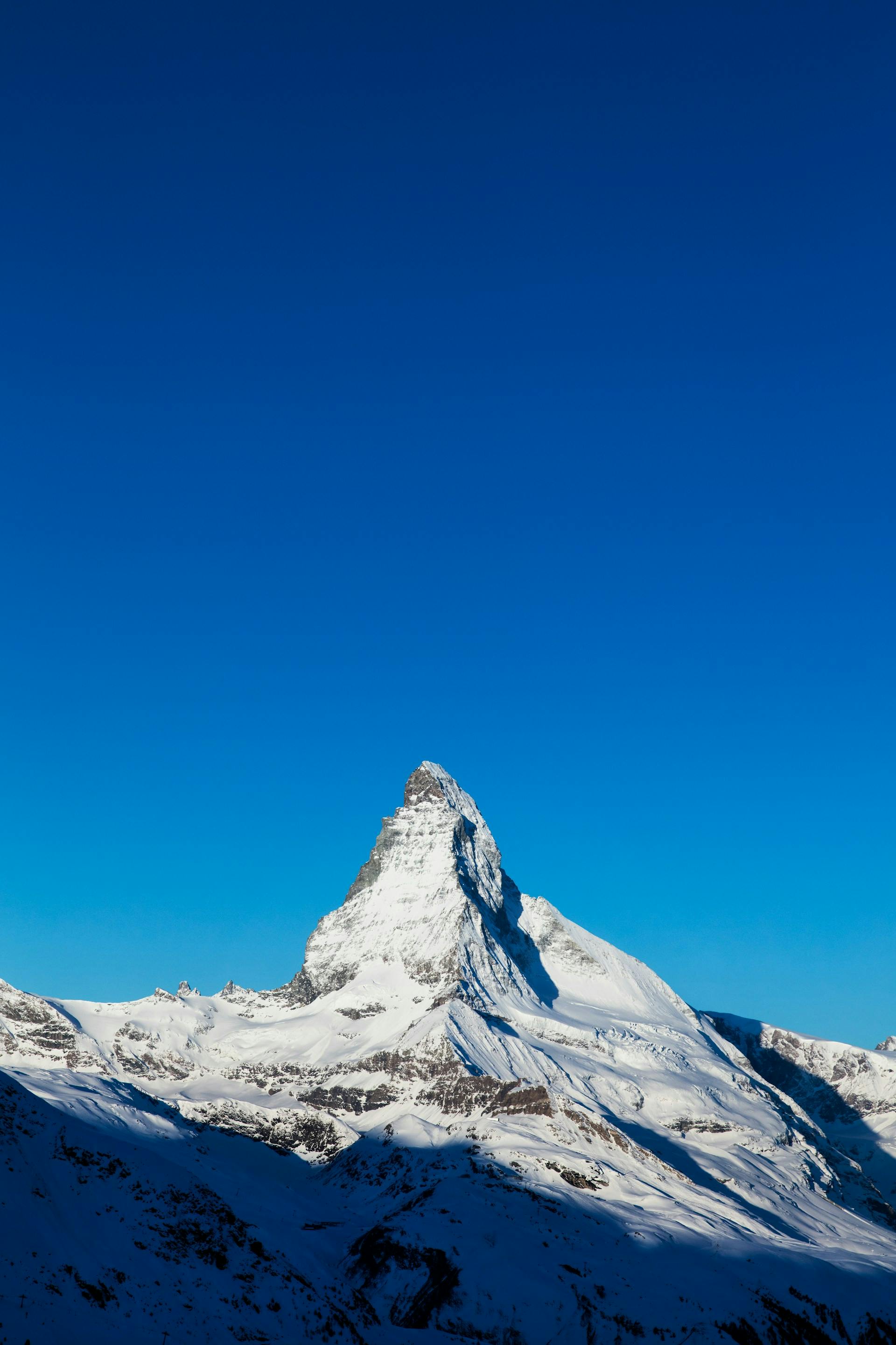 Das Matterhorn, ein Berg in der Schweiz, mit Schnee bedeckt. 
