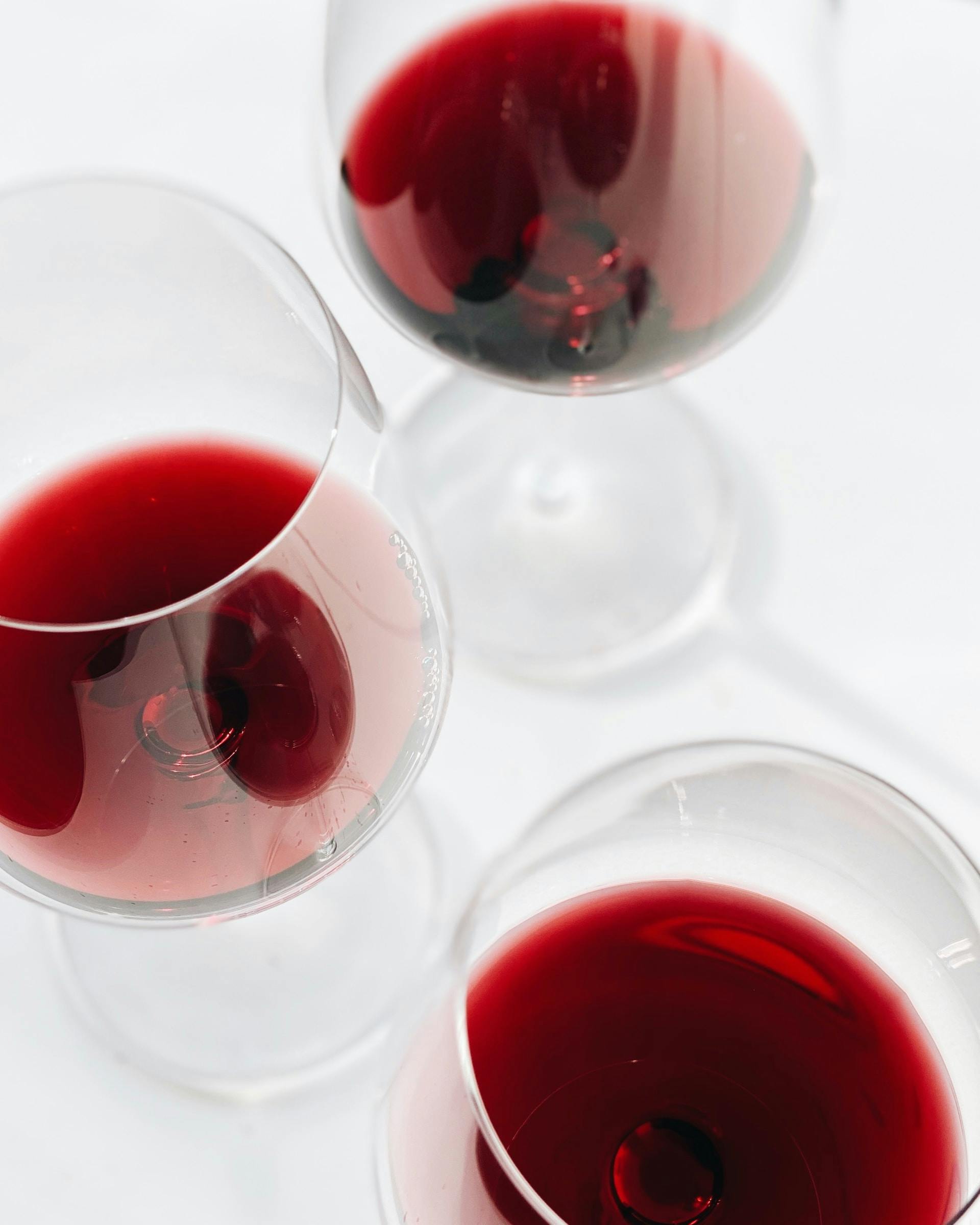 3 Weingläser mit roter FLüssigkeit von oben betrachtet