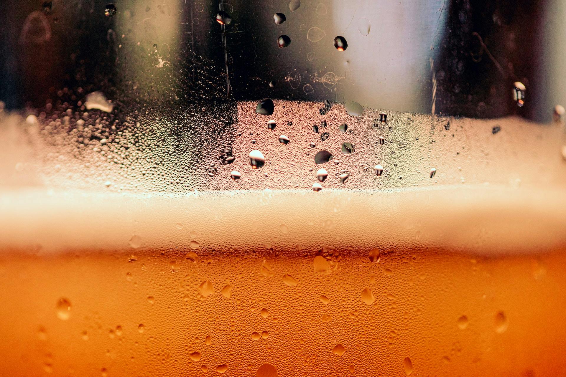 Gekühltes Bier in Glas mit Schaumkrone