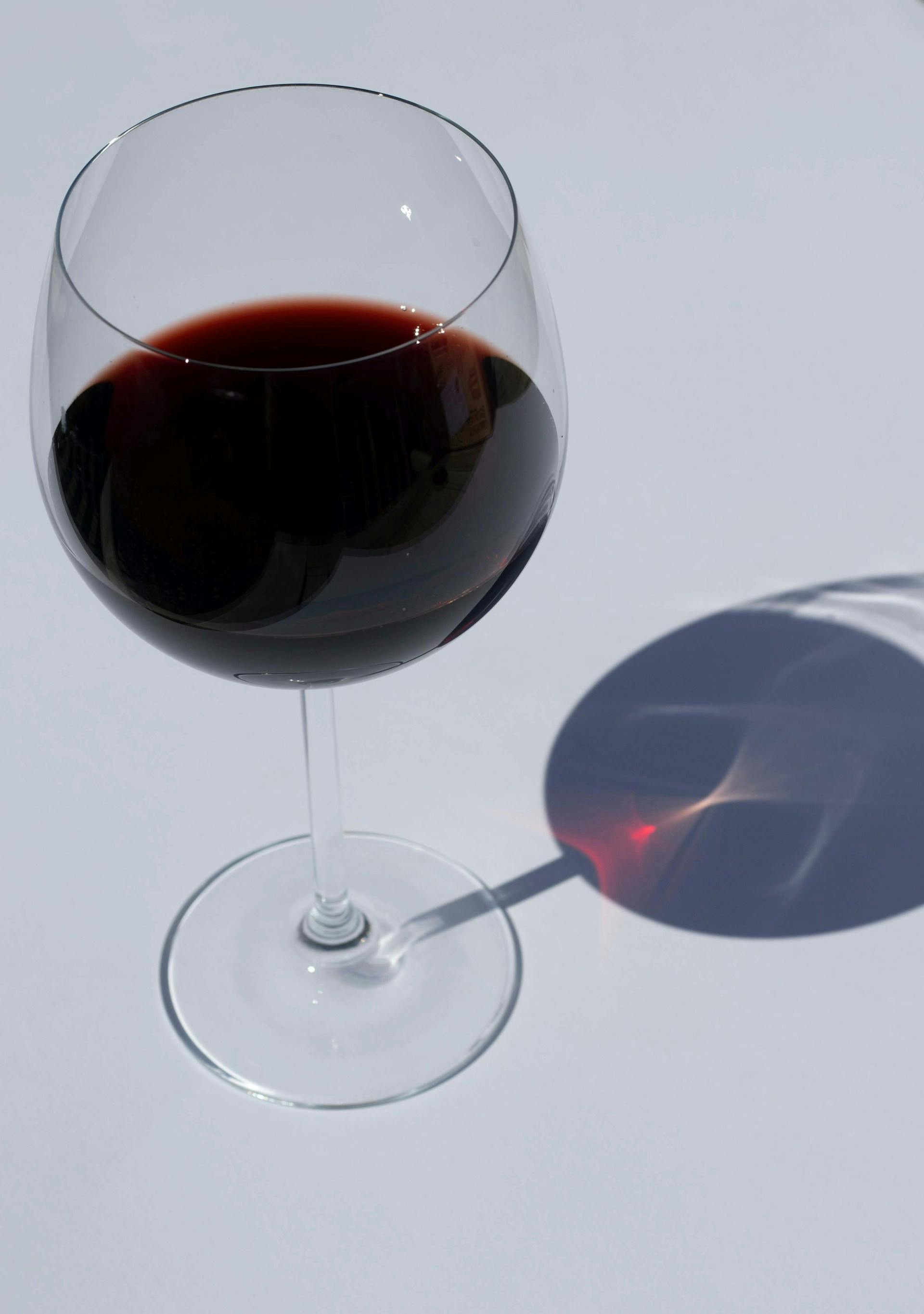 Glas Rotwein Mit Weissem Hintergrund