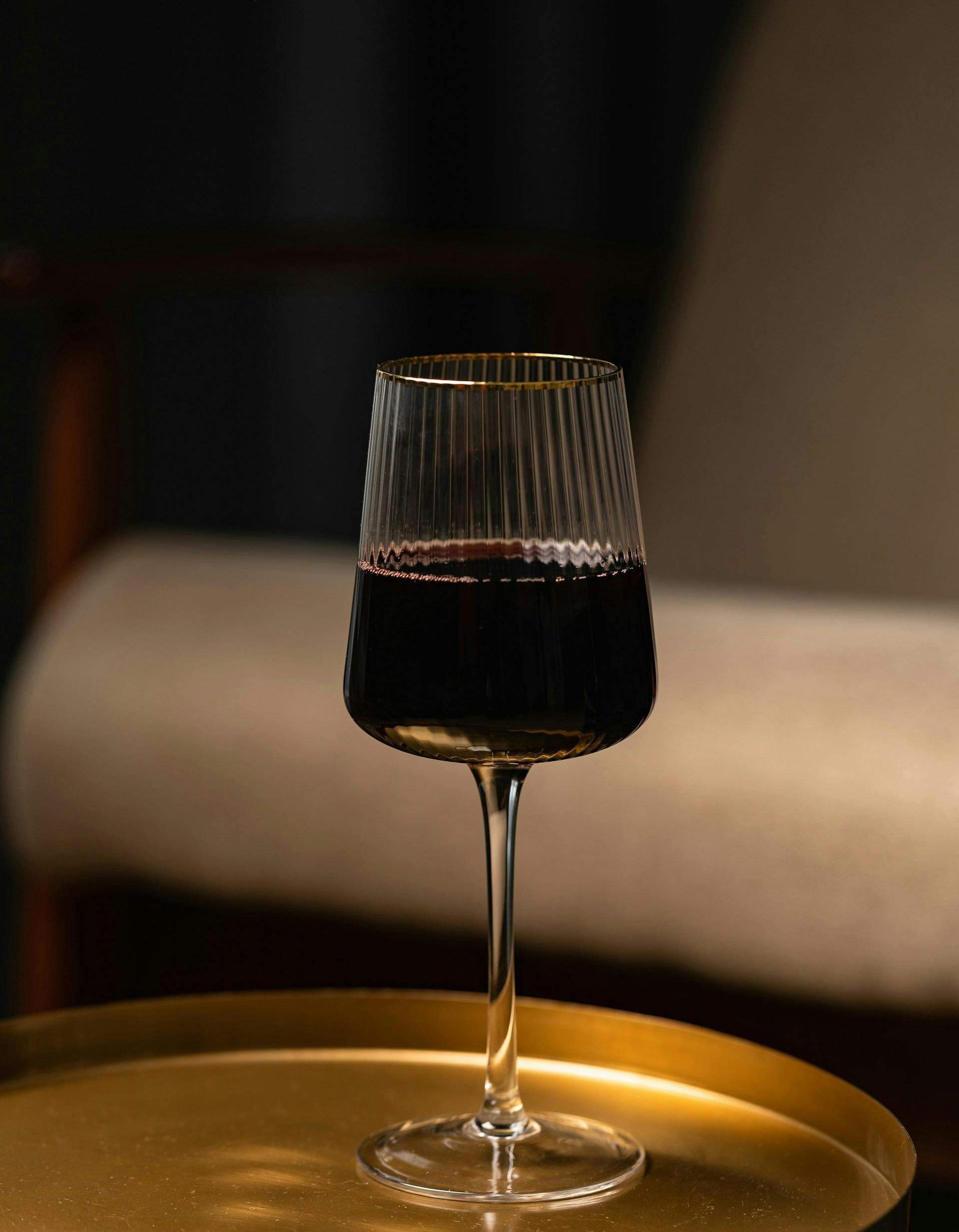 Glas Rotwein Auf Goldenem Tablett