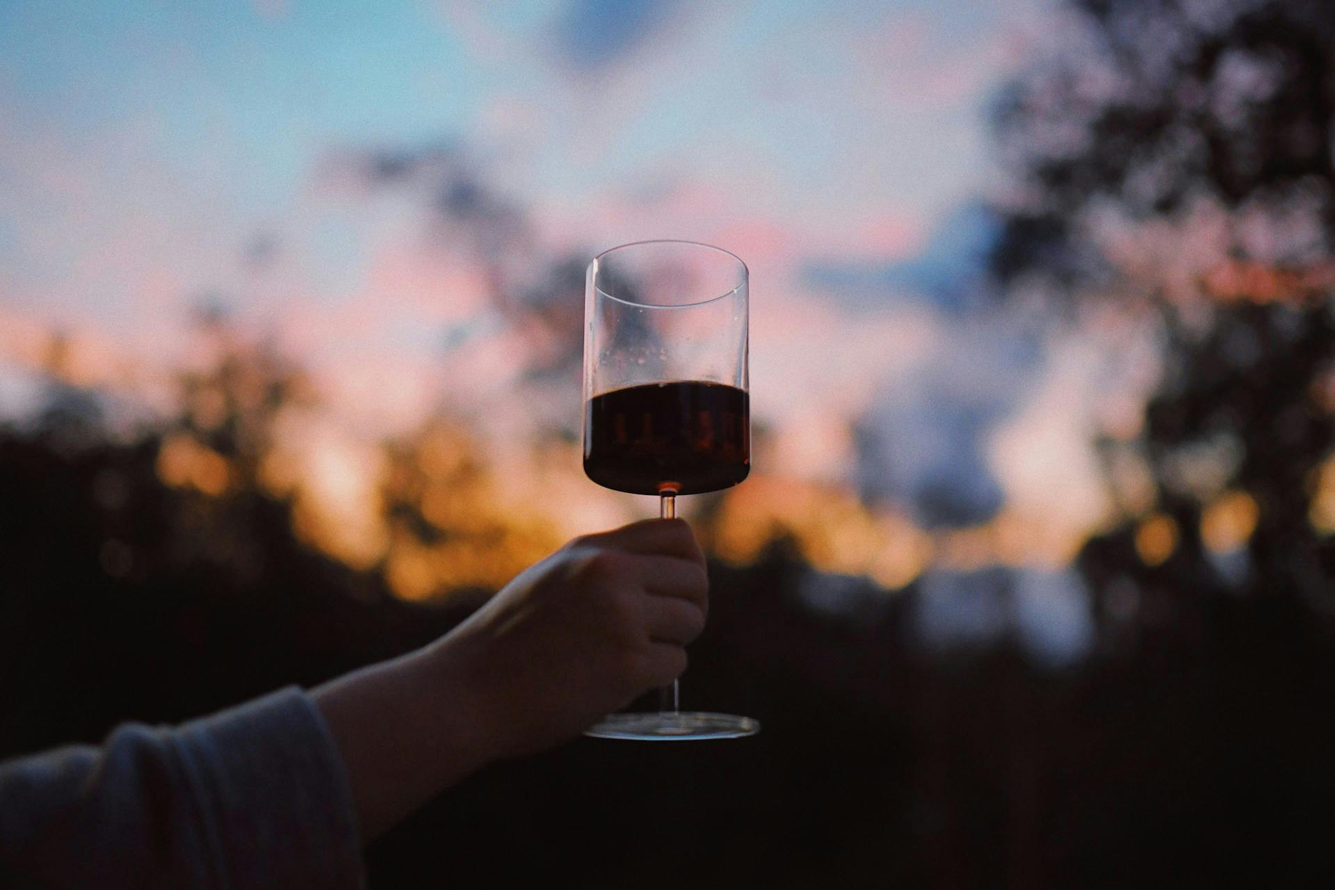 Person Mit Glas Rotwein Vor Sonnenuntergang