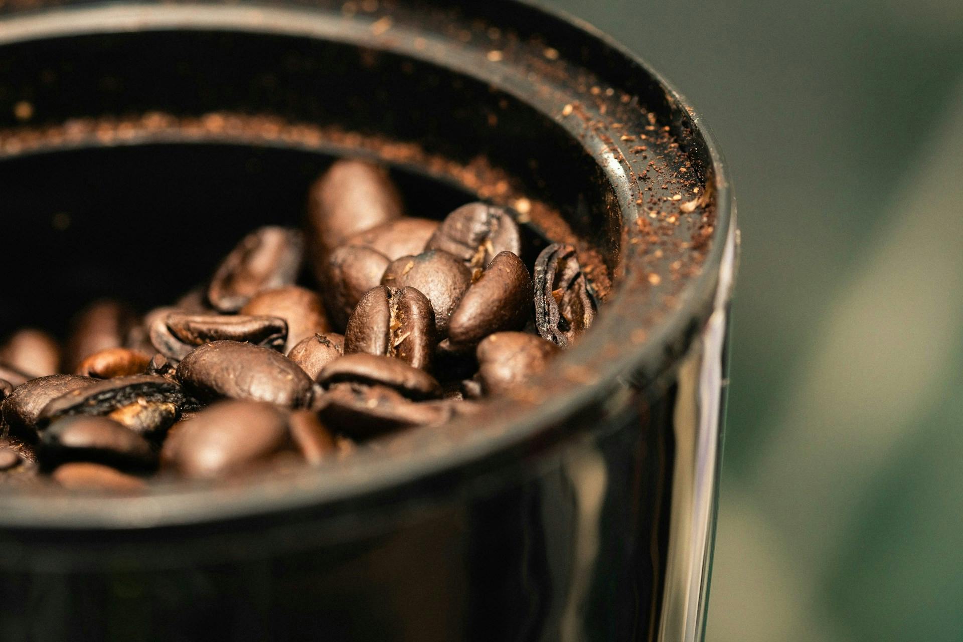 Kaffeebohnen liegen in einem schwarzen Behälter