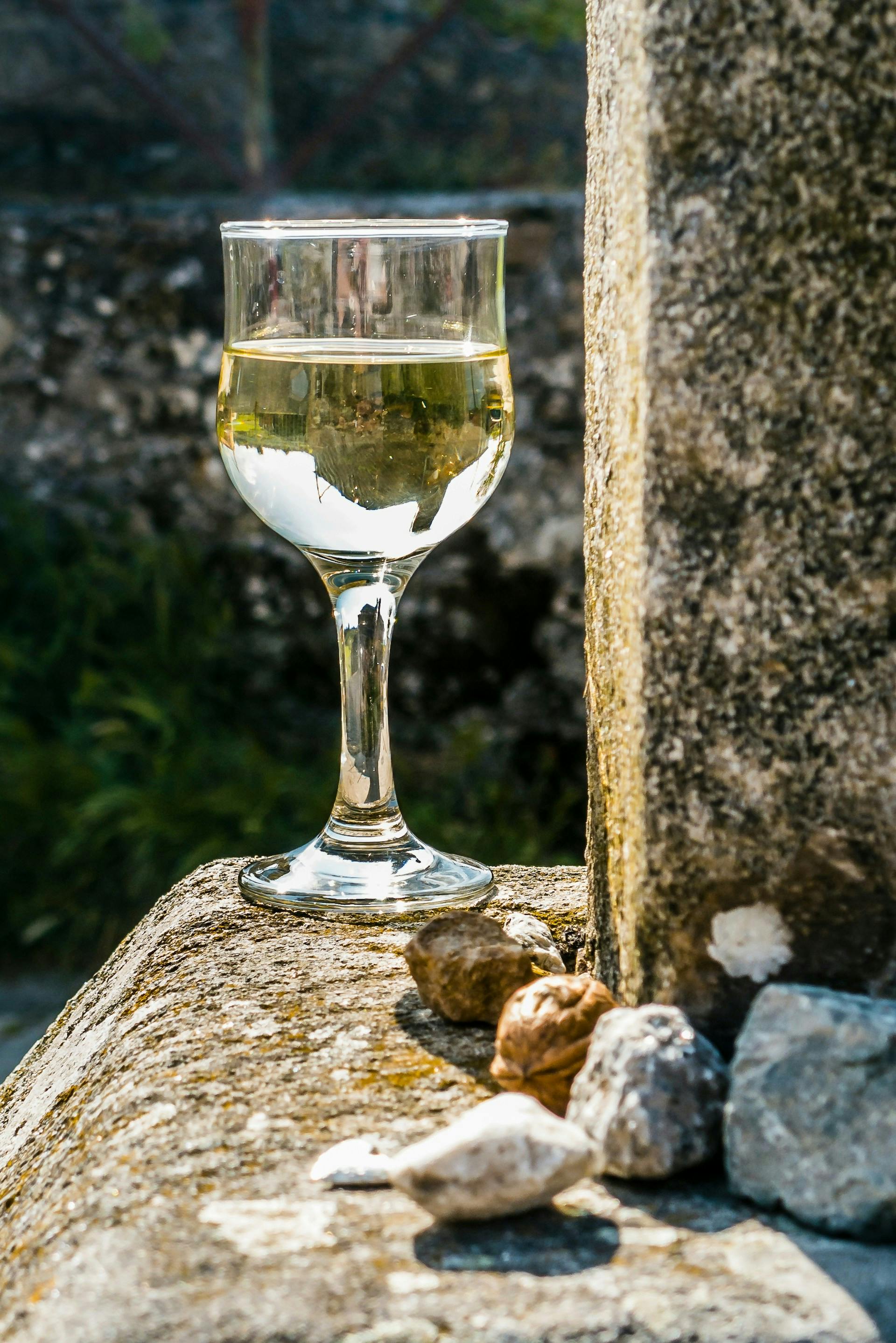 Glas Weißwein auf Felsen