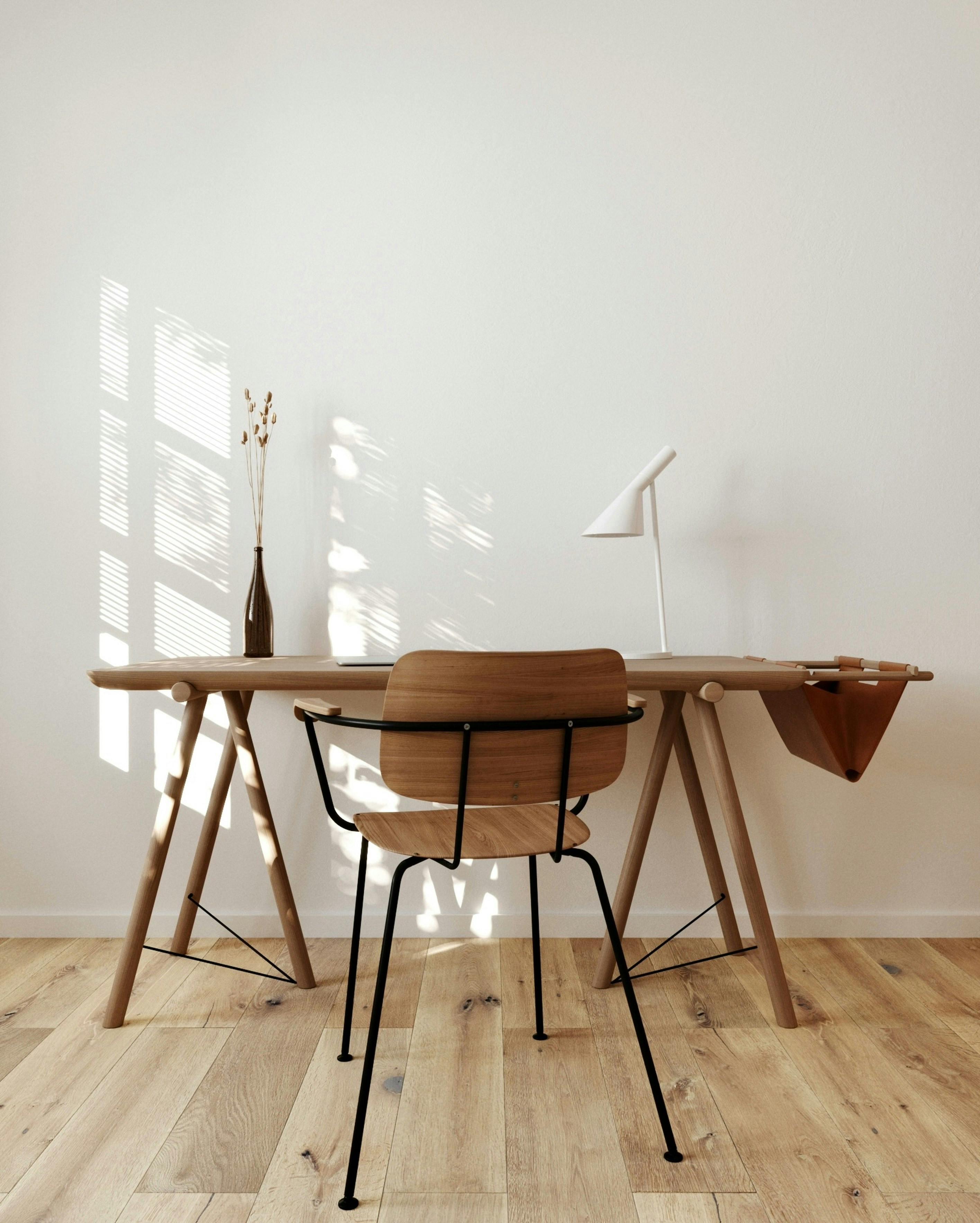 Designermöbel aus Holz: Stuhl steht vor Schreibtisch
