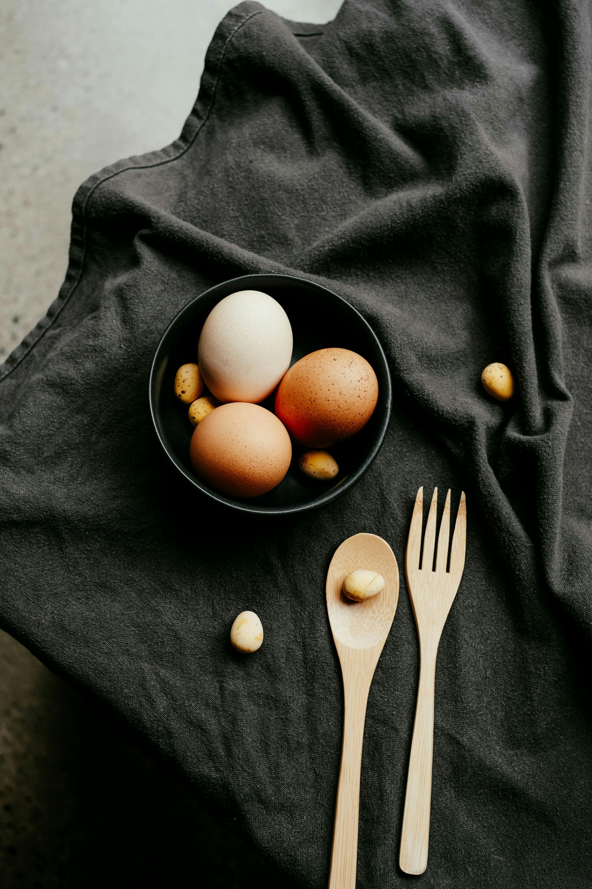 Schale mit Eiern auf Küchentuch